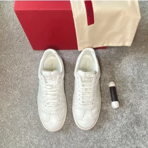 Valentino Flycrew 41 - Tja säljer dessa riktigt feta Valentino Flycrew skor i strlk 41, Dem är i fint skick (8/10)  Extra skosnören tillkommer.  /Axel