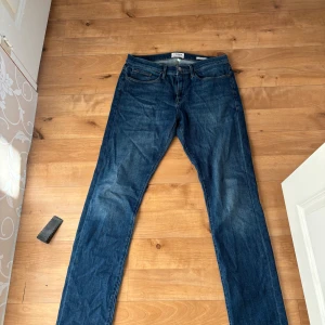 Frame l’homme jeans - Stilrena Frame l’homme jeans. Användt 2-3 gånger, skulle säga att skick är 9/10 