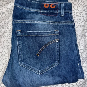 Dondup George Jeans - Tja, säljer nu dessa riktigt snygga dondup jeans som är i modellen george. Skick 10/10 endast testad. den är W38 men är små i storleken och passar dig bäst som har w34 l32.  Nypris 3499 mitt pris 1099. Hojta till vid minsta lilla fråga!