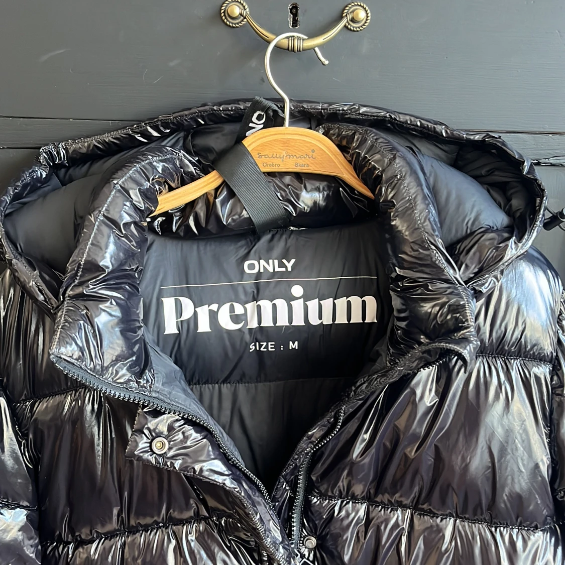 Svart glansig pufferjacka från ONLY - 90