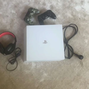 PS4 pro - PS4 pro med gaming headset och två kontroller men kan låta frågor så är det bara att skriva
