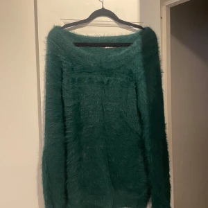 Mörkgrön mysig tröja - En mörkgrön mysig tröja från Gina Tricot som är perfekt till hösten/vintern. Använd enstaka gånger. Normal i storleken. Går att använda som en vanlig tröja såväl som off-shoulder <3