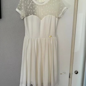 Klänning  - Säljer denna klänning använd 1 gång. Säljer för 200 kr. Storlek xs 