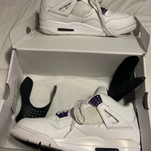 Jordan 4 metalic purple - Använder dem inte längre Skick 8/10  Inga skador eller liknande Box och crease skydd följer med Pris kan diskuteras 