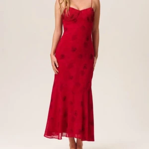 Adoore klänning - Otrolig klänning från Adoore! 😍 fin veckad byst och fint fall på kjolen! Använd 2ggr, säljes då jag köpte den för ett specifikt tillfälle❤️