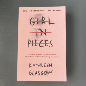 Girl In Pieces - Boken Girl In Pieces på engelska. Är i relativt gott skick. Skriv gärna vid frågor! Köpare betalar frakt🩷