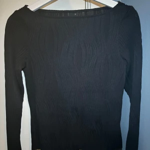 Tröja från Gina tricot💗 - Säljer denna tröja från Gina tricot då den inte kommer till användning💕Säljer den för 200kr!