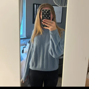 Stickad tröja  - Säljer min stickade tröja då den tyvärr inte används🩵