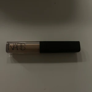 Nars concealer - Concealer från nars i mini storlek i färgen Custard. Säljer pågrund av att det är fel färg för mig så den är endast testad en gång💕