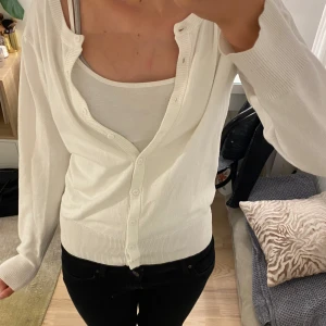 Saint tropez kofta - Vit kofta från saint tropez. Väldigt bra skick💞 pris kan diskuteras! Köpt för 359