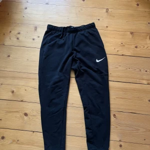 Nike mjukisbyxor - Sitter perfekt på dig om du är 170 och neråt, storlek M. De är knappast använda så nyskick. Skriv till mig vid minsta fundering eller om du vill ha mer bilder!