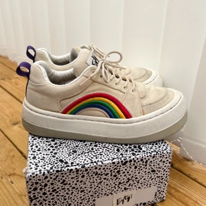 Eytys Sonic - Säljer mina Eytys Sonic!🌈🌈  Material & färg: Canvas, White  Storlek: 44  Nypris: 2200kr Box medföljes   Använda varsamt och är i fint skick. Om ni har funderar eller vill ha mer bilder är det bara att skriva!