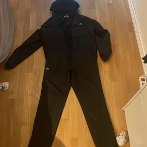 Lacoste Track suit  - Säljer min Lacoste track suit. Stolek m på byxorna o jacka. Bra kvalitet. Äkta. Bra skick. Allt är vid jacka/byxor