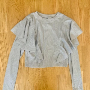 Topp - En glittrig festtopp i storlek M. Aldrig använd, mycket bra skick. 