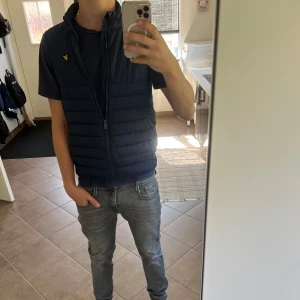 Lyle and scott väst  - Säljer denna feta Lyle and scott västen då den inte passar skicket är 9/10 inga skador, priset är inte hugget i sten 🪨 🗡️  tvecka inte om att höra av er 🔥🔥