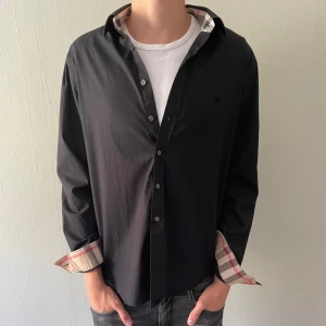 Burberry Skjorta - Säljer min feta burbery skjorta. Den är använd en del men har mycket kvar att ge. Kontakta mig vid funderingar eller fler bilder🤝✅