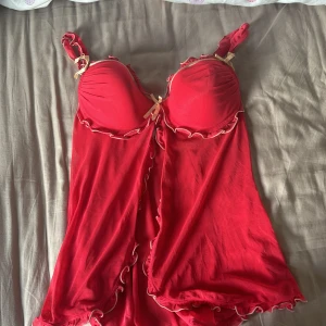 Linne  - Fest linne i storleken M. Har använts 2 eller tre gånger men inte mer än de. Köpt secondhand från början i butik. Det står inget märke på linnet