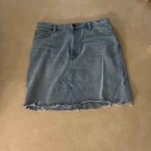 Jeanskjol 💓  - Fin jeanskjol köpt här på Plick🩷 knappt använd💗