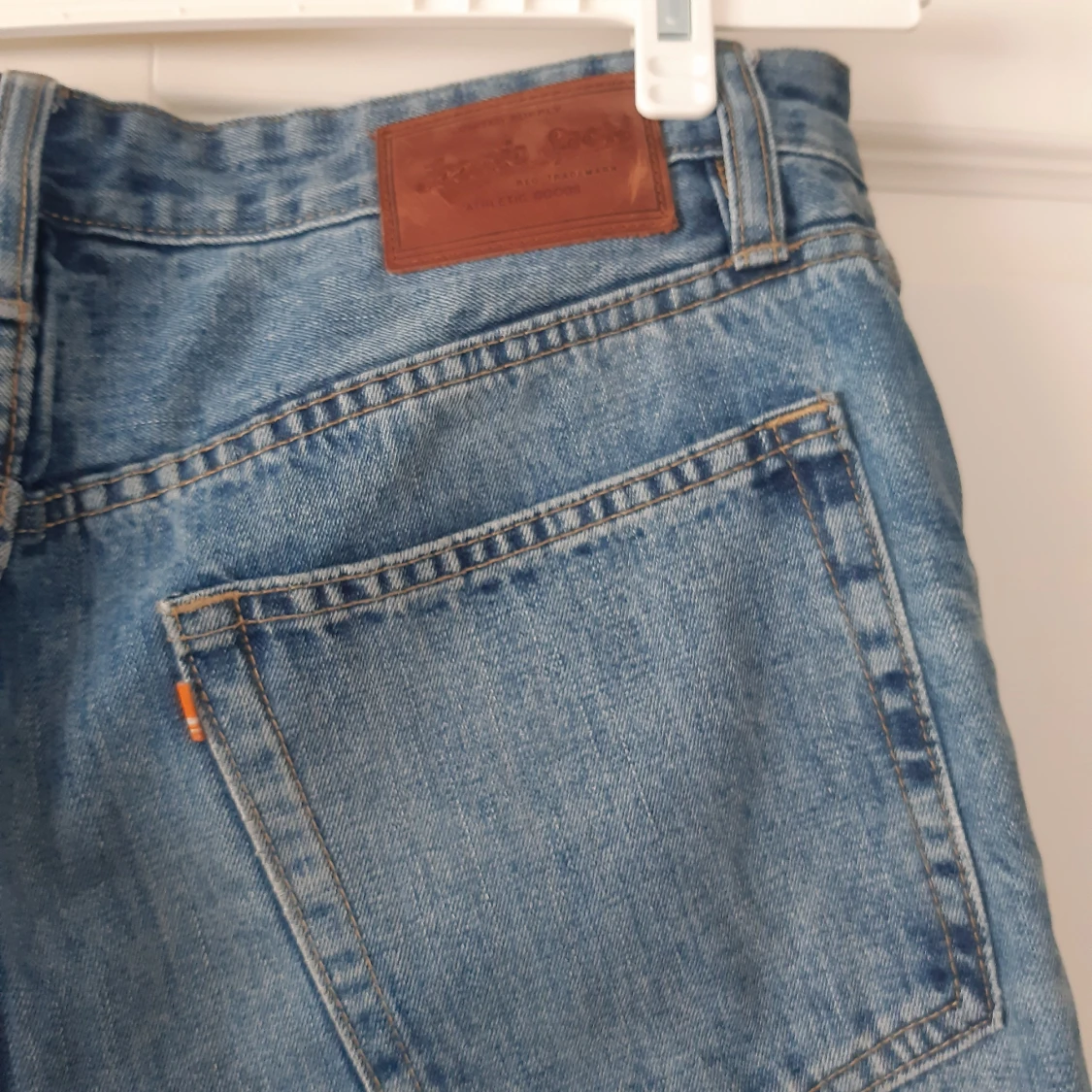 Blå jeans med slitningar - 92