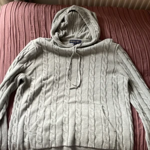 Kashmirhoodie - Tja! Säljer nu denna stickade hoodie i Kashmir och merino från Brooksbrothers!fint skick! Bara att höra av er vid funderingar, priset går alltid att diskutera 