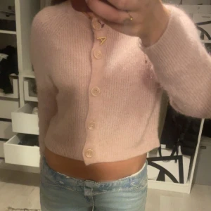 Rosa stickad tröja  - Jötte fin rosa stickad tröja som e lite kortare jätte fint med ett vitt linne under!  Den är rätt så varm skulle kav säga passar xs/s