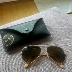 Solglasögon  - Säljer ett par solglasögon från rayban