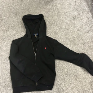 Polo hel zip  - Polo, det är en hel zip inga märken på den är för barn men sitter som en s eller xs 7/10 skick har nästan aldrig använt den. Pris kan diskuteras 