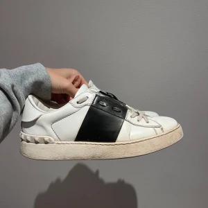 Valentino Garavani  - Säljer nu mina valentino garavani skor i strl 38. Använt ganska mycket men kommer inte till användning längre. Skorna är i rätt bra skick (skavanker syns på bilderna) och till skorna kommer dustbag, nya skosnören & såklart äktighetsbevis! 