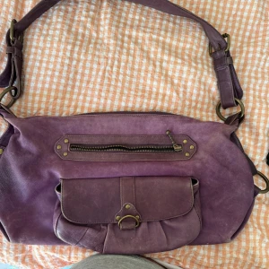 handväska  - handväska köpt vintage, något sliten i färgen annars bra skick