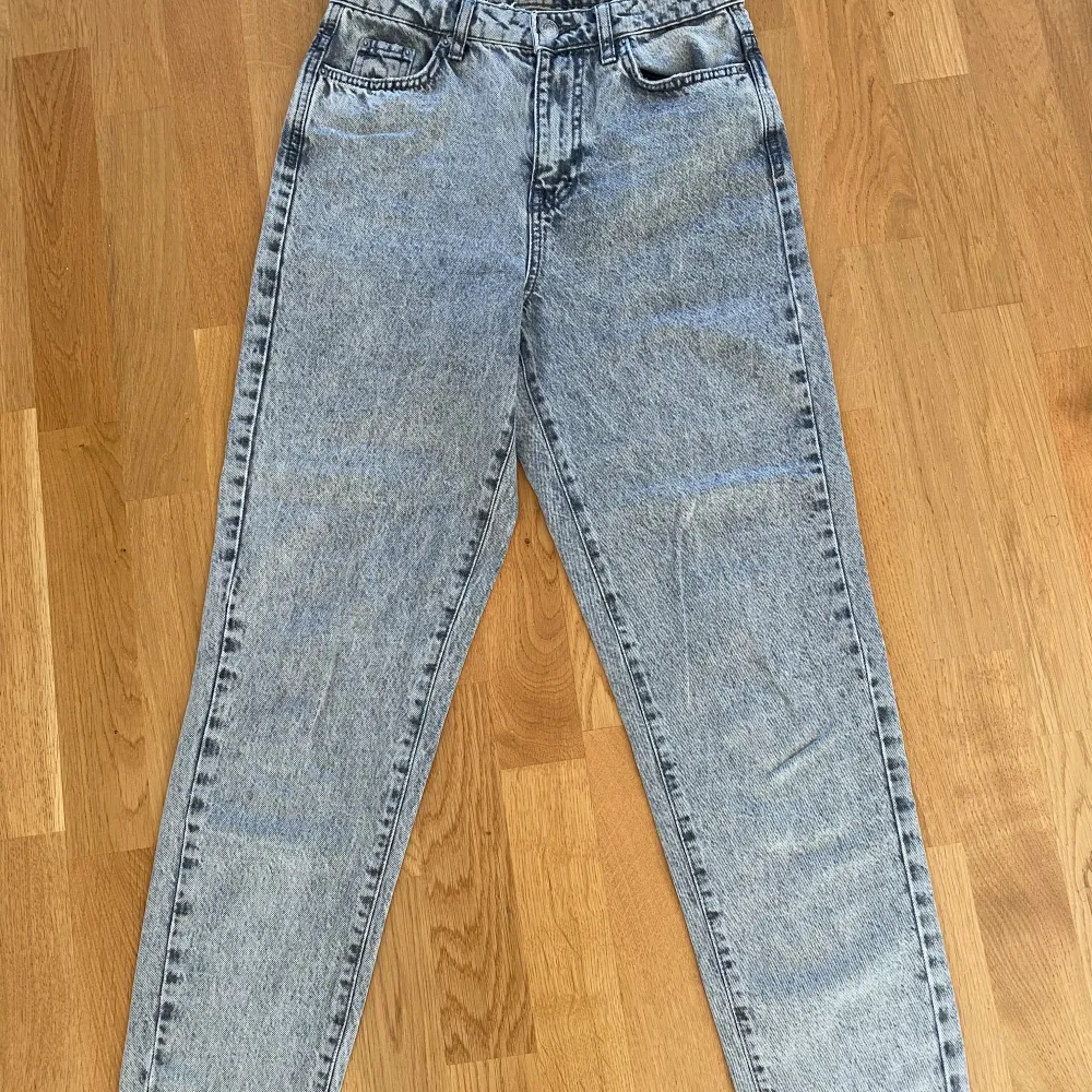 Gråa jeans från GinaTricot, från deras kollektion ”Denim Love”.  Hög midja i mjuk denim utan stretch. Jeansen är gråa och har en slim fit. De har en dragkedjegylf och avsmalnande ben med ankellång benlängd. Passar för dig som är 160 cm eller kortare.. Jeans & Byxor.