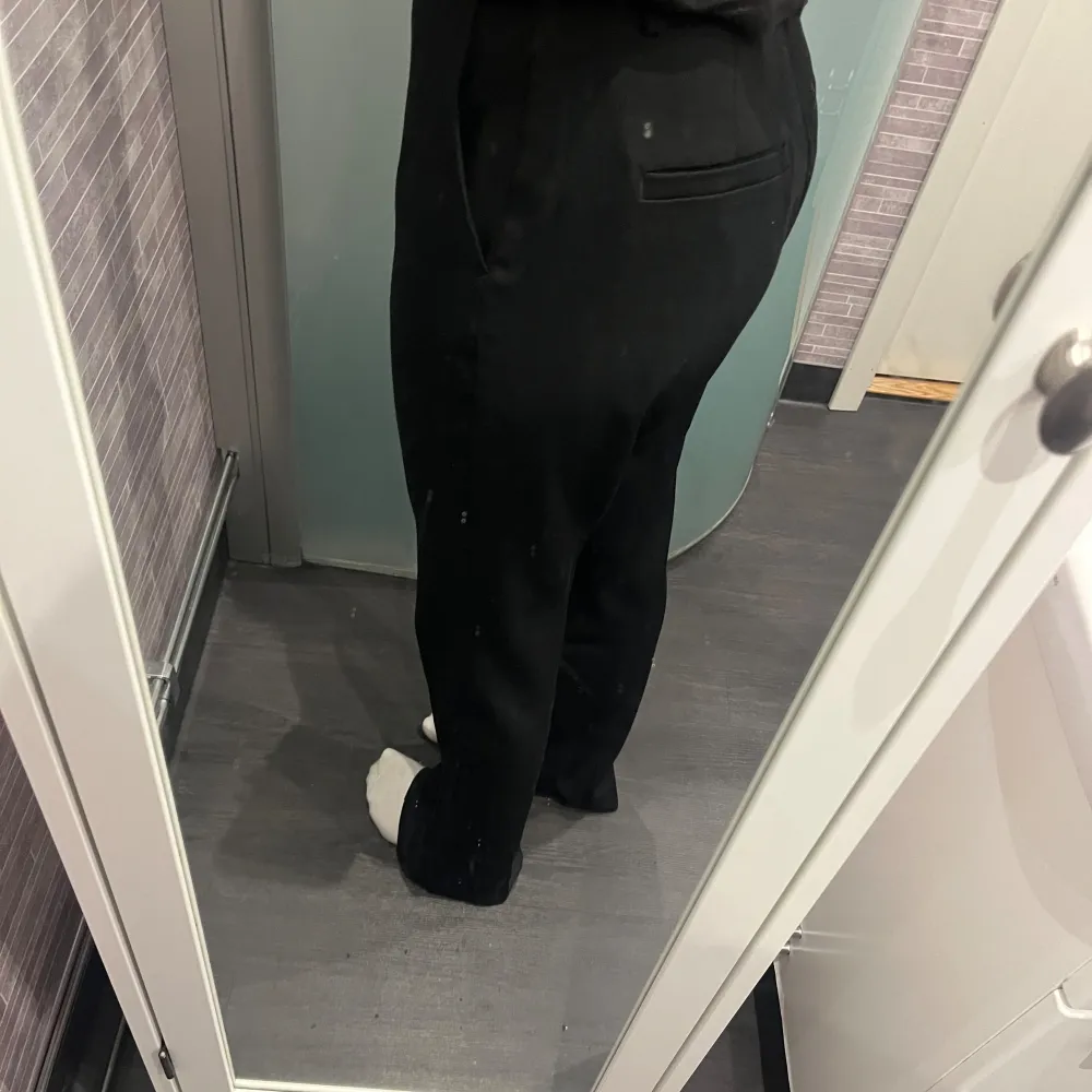 Flared kostymbyxor från Lindex. Säljer pga används inte jätteofta, bra skick, köpta för 599kr, bara att skriva om ni har frågor💕. Jeans & Byxor.