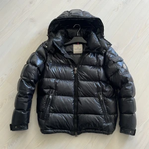 Moncler maya  - Nu är det dags att sälja min sjukt feta och sköna Moncler maya jacka. Perfekt vinter jacka nu till vintern❄️ skulle ge den 8/10 i skicket och som ni ser på sista bilden så saknas Cartoon. Men de är inget som syns som tur är. Kan va öppen för byten 🌟🌟
