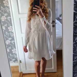 Vit klänning - Jättefin klänning. Några fläckar har den (se bilder), men de syns inte när man har på sig den. Om man vill kan man nog bleka bort dem också.