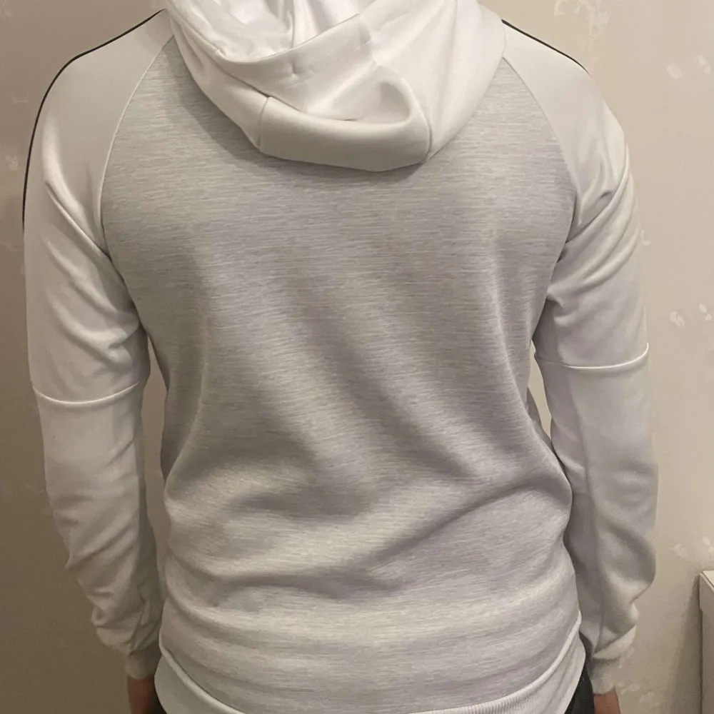 En mckenzie kofta jag ej använder. Tycker inte den passar mig och den är lite använd men i väldigt god skick.. Hoodies.