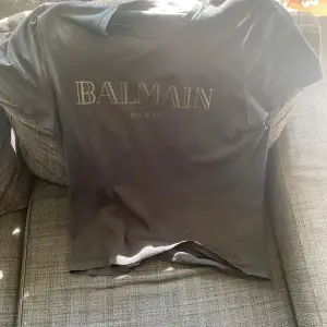 Säljer en Äkta Balmain t shirt i bra skick