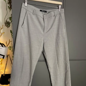 Randiga kostymbyxor - RENSAR GARDEROBEN!!☺️💕🥂