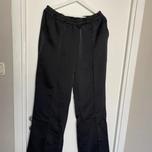 Svarta kostymbyxor - Svarta kostymbyxor från Veromoda , strl L. Har en lång söm på framsidan av benen och fickor framtill. Endast testad. Priset är alltid diskuterbart🌸