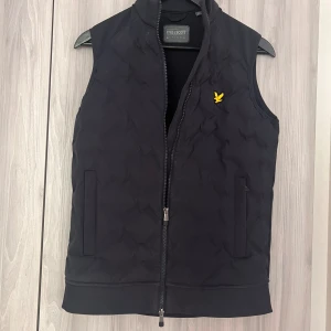 Golf väst - Knappt använd, inte min smak bara :) Pass formen är dock otrolig. Passar S bra. Köpt för 1200sel