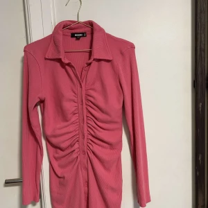 Klänning  - Säljer den här fina klänningen från Nelly då den tyvärr inte kommer till användning längre.  Storlek medium. 