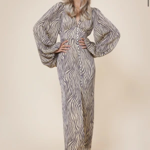 Adoore klänning str 34 - Säljer min superfina adoore klänning i storlek 34 pga att den inte kommer till användning:( om ni vill ha fler bilder så kan ni skriva till mig. Inga tecken på andvändning😊