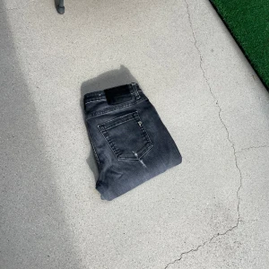 Dondup jeans  - Tja säljer nu dessa Dondup jeans i storlek 30 för endast 749kr! Liten i storlek, hör av er vid funderingar 🙌