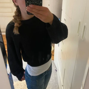 Stickad tröja  - En svart stickad tröja, säljer då den inte kommer till användning❤️