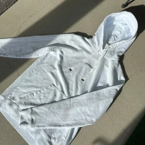 Dondup hoodie  - Tja säljer nu denna vita Dondup hoodie i Storlek L för endast 599kr! Väldigt bra skick. Hör av er vid funderingar 🙌