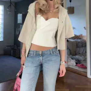 Tubtopp zara - LÅNADE BILDER!!! Superfin tubtopp/bandeu/korsett i vitt/krämvit från zara 😍😍 den Filippa montan har på tiktoken ovan!! Helt i nyskick med prislapp kvar