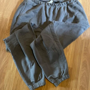 Grå mjukisbyxor  - Gråa mjukisbyxor har knappt blivit använda. Säljer då de inte kommer till användning här samt är de sitter dåligt på mig. Tvättas innan de skickas iväg. Tycker att den är liten i storleken. Finns på flera sidor, köparen står för frakten. 