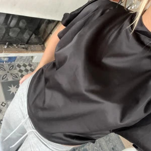 Svart silkes tröja - Säljer nu denna fina silkes tröja då den ej kommer till användning. Helt oanvänd med prislappen kvar 