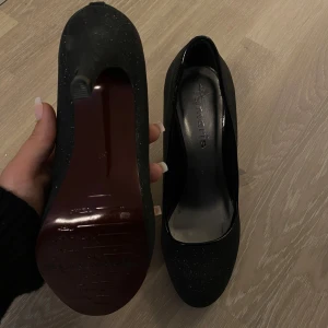Tamaris klackar - Bra skick aldrig använda, säljer då dem är för små. Klackarna är glittriga och undersidan mörkröd se bild 1. Storlek 37 men är lite små i storleken. Kontakta vid fler frågor 🤍