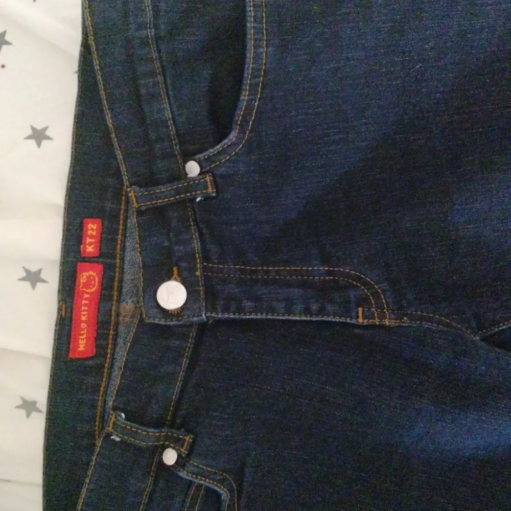 Äkta hello kitty jeans från Sanario. Finns nog ej att hitta på marknaden och dem är äkta där av priset.. Jeans & Byxor.