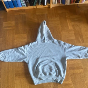 Velour garments neutral grey 450gsm - Säljer pga lite pengar. Är storlek S men är väldigt oversized så är mer som en m-L. Otroligt tjockt och kvalitativt material.  PTP:60 L:64