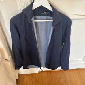 Ralph Lauren - Ralph Lauren skjorta, väldigt luftig och skönt matrial och anvdänd ett fåtalgånger. Pris kan diskuteras vid snabb affär 